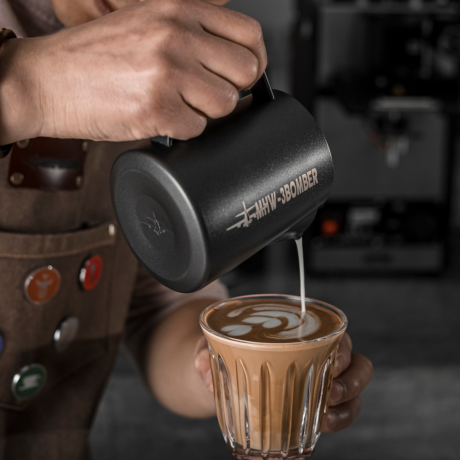 MHW-3BOMBER Brocca Per Latte In Acciaio Inox 500 Ml - Beccuccio Affilato Per Latte Art, Caffè E Cappuccino
